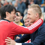 33. kolejka T-Mobile Ekstraklasy grupy spadkowej: Korona Kielce - Podbeskidzie Bielsko-Biała. Serdeczne przywitanie trenera Korony Pachety z wypożyczonym do Podbeskidzia Mateuszem Stąporskim / Kamil Król / Radio Kielce