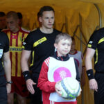 33. kolejka T-Mobile Ekstraklasy grupy spadkowej: Korona Kielce - Podbeskidzie Bielsko-Biała. Sędziowie wyprowadzają obie drużyny na murawę boiska / Kamil Król / Radio Kielce