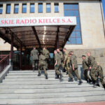 Żołnierze z Polski i Brazylii, którzy szkolą się w Kielcach przed wyjazdami na misje Organizacji Narodów Zjednoczonych odwiedzili dziś Radio Kielce. / Wojciech Habdas / Radio Kielce