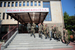 Żołnierze z Polski i Brazylii, którzy szkolą się w Kielcach przed wyjazdami na misje Organizacji Narodów Zjednoczonych odwiedzili dziś Radio Kielce. / Wojciech Habdas / Radio Kielce