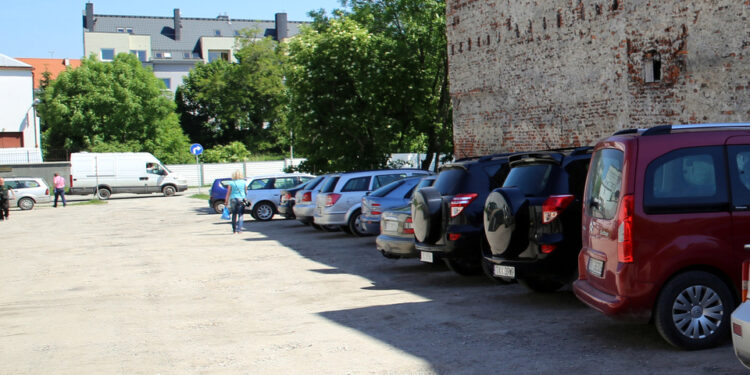 Parking pomiędzy ulicami Bodzentyńską, a Kaczyńskiego w Kielcach / Kamil Król / Radio Kielce