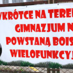 Baner obwieszczający, że wkrótce przy gimnazjum nr 3 w Kielcach powstaną boiska wielofunkcyjne / Kamil Król / Radio Kielce