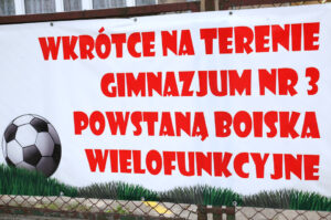 Baner obwieszczający, że wkrótce przy gimnazjum nr 3 w Kielcach powstaną boiska wielofunkcyjne / Kamil Król / Radio Kielce