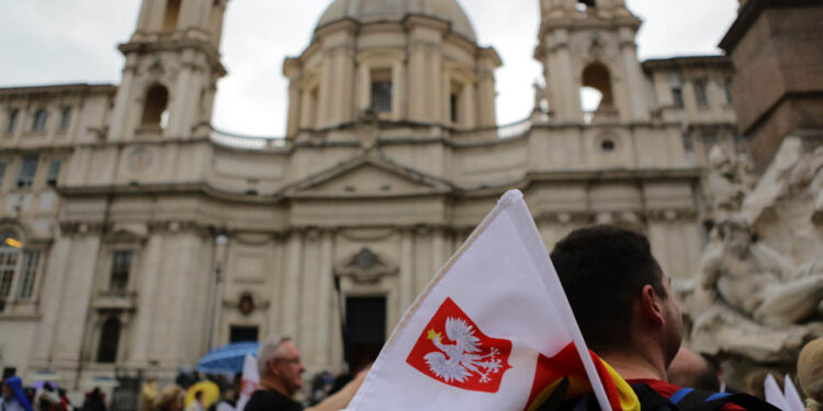 Piazza Navona i kościół św. Agnieszki, Polscy pielgrzymi zbierają się przed nocnym czuwaniem na placu i w kościele. (26.04.2014) / Wojciech Habdas / Radio Kielce