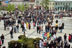 Korowód studencki Juwenalia 2014 - studenci na Rynku / Stanisław Blinstrub / Radio Kielce