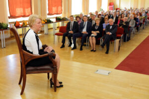 Jubileusz czterdziestolecia pracy naukowej profesor Reginy Renz. Na początku uroczystości odczytane zostały listy gratulacyjne. / Wojciech Habdas / Radio Kielce