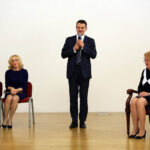 Jubileusz czterdziestolecia pracy naukowej profesor Reginy Renz. Życzenia jubilatce złożył Rektor UJK prof. zw. dr hab. Jacek Semaniak / Wojciech Habdas / Radio Kielce