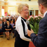 Jubileusz czterdziestolecia pracy naukowej profesor Reginy Renz. Życzenia jubilatce złożył Rektor UJK prof. zw. dr hab. Jacek Semaniak / Wojciech Habdas / Radio Kielce