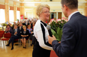 Jubileusz czterdziestolecia pracy naukowej profesor Reginy Renz. Życzenia jubilatce złożył Rektor UJK prof. zw. dr hab. Jacek Semaniak / Wojciech Habdas / Radio Kielce