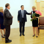 Jubileusz czterdziestolecia pracy naukowej profesor Reginy Renz. Gratulacje przekazał Adam Jarubas, marszałek województwa świętokrzyskiego. / Wojciech Habdas / Radio Kielce