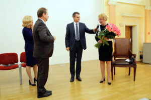 Jubileusz czterdziestolecia pracy naukowej profesor Reginy Renz. Gratulacje przekazał Adam Jarubas, marszałek województwa świętokrzyskiego. / Wojciech Habdas / Radio Kielce