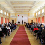 Jubileusz czterdziestolecia pracy naukowej profesor Reginy Renz. Gratulacje przekazał Adam Jarubas, marszałek województwa świętokrzyskiego. / Wojciech Habdas / Radio Kielce