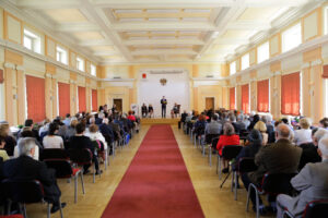 Jubileusz czterdziestolecia pracy naukowej profesor Reginy Renz. Gratulacje przekazał Adam Jarubas, marszałek województwa świętokrzyskiego. / Wojciech Habdas / Radio Kielce