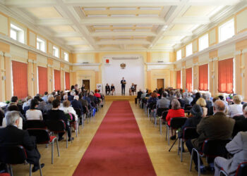 Jubileusz czterdziestolecia pracy naukowej profesor Reginy Renz. Gratulacje przekazał Adam Jarubas, marszałek województwa świętokrzyskiego. / Wojciech Habdas / Radio Kielce