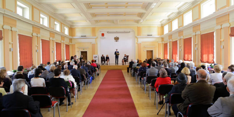 Jubileusz czterdziestolecia pracy naukowej profesor Reginy Renz. Gratulacje przekazał Adam Jarubas, marszałek województwa świętokrzyskiego. / Wojciech Habdas / Radio Kielce