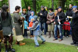 Po zakończeniu części oficjalnej w Parku Miejskim rozpoczął się piknik historyczny z udziałem grup rekonstrukcyjnych. / Wojciech Habdas / Radio Kielce