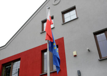 Przed jednym z prywatnych domów w dniu wyborów do PE, powiewa flaga Polski i Unii Europejskiej. / Wojciech Habdas / Radio Kielce