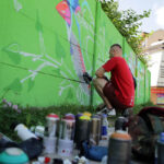 Mur przy Źródłowej zmienił się nie do poznania. To efekt akcji "Pomaluj mój świat". / Wojciech Habdas / Radio Kielce