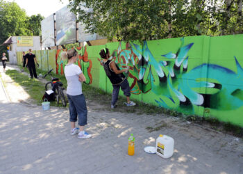 Mur przy Źródłowej zmienił się nie do poznania. To efekt akcji "Pomaluj mój świat". / Wojciech Habdas / Radio Kielce