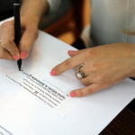 Przyjmowanie kart do głosowania od poszczególnych komisji wyborczych. / Wojciech Habdas / Radio Kielce