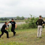 21 oficerów Wojska Polskiego i jeden żołnierz z Brazylii szkolą się w Kielcach przed wyjazdami na misje Organizacji Narodów Zjednoczonych. Pozoranci na wysepce na zbiorniku wodnym w Borkowie. / Wojciech Habdas / Radio Kielce