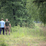 21 oficerów Wojska Polskiego i jeden żołnierz z Brazylii szkolą się w Kielcach przed wyjazdami na misje Organizacji Narodów Zjednoczonych. Pozoranci na wysepce na zbiorniku wodnym w Borkowie. / Wojciech Habdas / Radio Kielce