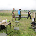 21 oficerów Wojska Polskiego i jeden żołnierz z Brazylii szkolą się w Kielcach przed wyjazdami na misje Organizacji Narodów Zjednoczonych. Obserwatorzy przyglądają się wszystkiemu, zwracając uwagę na najdrobniejsze szczegóły mogące świadczyć że pozornie wyglądający obóz, jest faktycznie obozowiskiem np. terrorystów.. / Wojciech Habdas / Radio Kielce