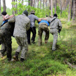 21 oficerów Wojska Polskiego i jeden żołnierz z Brazylii szkolą się w Kielcach przed wyjazdami na misje Organizacji Narodów Zjednoczonych. Zasadzka na niczego nie spodziewających się obserwatorów. / Wojciech Habdas / Radio Kielce