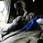 21 oficerów Wojska Polskiego i jeden żołnierz z Brazylii szkolą się w Kielcach przed wyjazdami na misje Organizacji Narodów Zjednoczonych. Zasadzka na niczego nie spodziewających się obserwatorów. / Wojciech Habdas / Radio Kielce