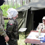 21 oficerów Wojska Polskiego i jeden żołnierz z Brazylii szkolą się w Kielcach przed wyjazdami na misje Organizacji Narodów Zjednoczonych. Zasadzka na niczego nie spodziewających się obserwatorów. / Wojciech Habdas / Radio Kielce