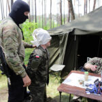 21 oficerów Wojska Polskiego i jeden żołnierz z Brazylii szkolą się w Kielcach przed wyjazdami na misje Organizacji Narodów Zjednoczonych. Zasadzka na niczego nie spodziewających się obserwatorów. / Wojciech Habdas / Radio Kielce