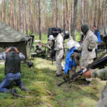 21 oficerów Wojska Polskiego i jeden żołnierz z Brazylii szkolą się w Kielcach przed wyjazdami na misje Organizacji Narodów Zjednoczonych. Zasadzka na niczego nie spodziewających się obserwatorów. / Wojciech Habdas / Radio Kielce
