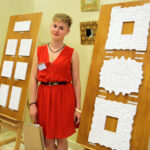 Biżuterię, arabskie ornamenty oraz misternie zdobione pudełka zaprezentowali dziś uczniowie Zespołu Państwowych Szkół Plastycznych w Kielcach. Wernisaż, był podsumowaniem kilkuletniego projektu, w ramach którego młodzi artyści poznawali sztukę Hiszpanii oraz techniki zdobnicze z tego kraju. Gabriela Iwan, jedna z uczestniczek projektu. / Wojciech Habdas / Radio Kielce