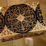 Biżuterię, arabskie ornamenty oraz misternie zdobione pudełka zaprezentowali dziś uczniowie Zespołu Państwowych Szkół Plastycznych w Kielcach. Wernisaż, był podsumowaniem kilkuletniego projektu, w ramach którego młodzi artyści poznawali sztukę Hiszpanii oraz techniki zdobnicze z tego kraju.  / Wojciech Habdas / Radio Kielce