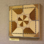 Biżuterię, arabskie ornamenty oraz misternie zdobione pudełka zaprezentowali dziś uczniowie Zespołu Państwowych Szkół Plastycznych w Kielcach. Wernisaż, był podsumowaniem kilkuletniego projektu, w ramach którego młodzi artyści poznawali sztukę Hiszpanii oraz techniki zdobnicze z tego kraju.  / Wojciech Habdas / Radio Kielce