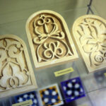 Biżuterię, arabskie ornamenty oraz misternie zdobione pudełka zaprezentowali dziś uczniowie Zespołu Państwowych Szkół Plastycznych w Kielcach. Wernisaż, był podsumowaniem kilkuletniego projektu, w ramach którego młodzi artyści poznawali sztukę Hiszpanii oraz techniki zdobnicze z tego kraju.  / Wojciech Habdas / Radio Kielce