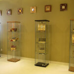 Biżuterię, arabskie ornamenty oraz misternie zdobione pudełka zaprezentowali dziś uczniowie Zespołu Państwowych Szkół Plastycznych w Kielcach. Wernisaż, był podsumowaniem kilkuletniego projektu, w ramach którego młodzi artyści poznawali sztukę Hiszpanii oraz techniki zdobnicze z tego kraju.  / Wojciech Habdas / Radio Kielce