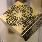 Biżuterię, arabskie ornamenty oraz misternie zdobione pudełka zaprezentowali dziś uczniowie Zespołu Państwowych Szkół Plastycznych w Kielcach. Wernisaż, był podsumowaniem kilkuletniego projektu, w ramach którego młodzi artyści poznawali sztukę Hiszpanii oraz techniki zdobnicze z tego kraju.  / Wojciech Habdas / Radio Kielce