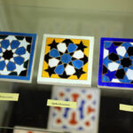 Biżuterię, arabskie ornamenty oraz misternie zdobione pudełka zaprezentowali dziś uczniowie Zespołu Państwowych Szkół Plastycznych w Kielcach. Wernisaż, był podsumowaniem kilkuletniego projektu, w ramach którego młodzi artyści poznawali sztukę Hiszpanii oraz techniki zdobnicze z tego kraju.  / Wojciech Habdas / Radio Kielce