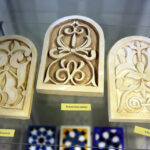 Biżuterię, arabskie ornamenty oraz misternie zdobione pudełka zaprezentowali dziś uczniowie Zespołu Państwowych Szkół Plastycznych w Kielcach. Wernisaż, był podsumowaniem kilkuletniego projektu, w ramach którego młodzi artyści poznawali sztukę Hiszpanii oraz techniki zdobnicze z tego kraju.  / Wojciech Habdas / Radio Kielce