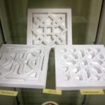 Biżuterię, arabskie ornamenty oraz misternie zdobione pudełka zaprezentowali dziś uczniowie Zespołu Państwowych Szkół Plastycznych w Kielcach. Wernisaż, był podsumowaniem kilkuletniego projektu, w ramach którego młodzi artyści poznawali sztukę Hiszpanii oraz techniki zdobnicze z tego kraju.  / Wojciech Habdas / Radio Kielce