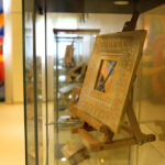 Biżuterię, arabskie ornamenty oraz misternie zdobione pudełka zaprezentowali dziś uczniowie Zespołu Państwowych Szkół Plastycznych w Kielcach. Wernisaż, był podsumowaniem kilkuletniego projektu, w ramach którego młodzi artyści poznawali sztukę Hiszpanii oraz techniki zdobnicze z tego kraju.  / Wojciech Habdas / Radio Kielce