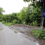 Pod ścieżką rowerową, przebiegającą wzdłuż Silnicy, przebudowywany jest wodociąg i kanalizacja. / Wojciech Habdas / Radio Kielce