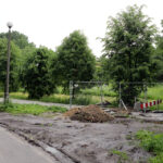 Pod ścieżką rowerową, przebiegającą wzdłuż Silnicy, przebudowywany jest wodociąg i kanalizacja. / Wojciech Habdas / Radio Kielce