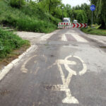 Pod ścieżką rowerową, przebiegającą wzdłuż Silnicy, przebudowywany jest wodociąg i kanalizacja. / Wojciech Habdas / Radio Kielce