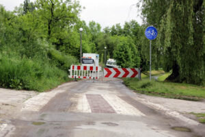 Pod ścieżką rowerową, przebiegającą wzdłuż Silnicy, przebudowywany jest wodociąg i kanalizacja. / Wojciech Habdas / Radio Kielce