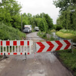 Pod ścieżką rowerową, przebiegającą wzdłuż Silnicy, przebudowywany jest wodociąg i kanalizacja. / Wojciech Habdas / Radio Kielce