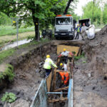 Pod ścieżką rowerową, przebiegającą wzdłuż Silnicy, przebudowywany jest wodociąg i kanalizacja. / Wojciech Habdas / Radio Kielce