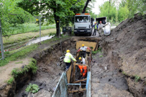 Pod ścieżką rowerową, przebiegającą wzdłuż Silnicy, przebudowywany jest wodociąg i kanalizacja. / Wojciech Habdas / Radio Kielce