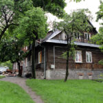 Drewniany dom, na rogu ulic Prostej i Żeromskiego, którym 27 maja wybuchł pożar. / Wojciech Habdas / Radio Kielce